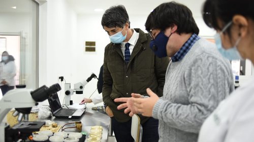 Ministro de Ciencia visita centros de investigación vinculados al desarrollo agrícola en la región de O’Higgins